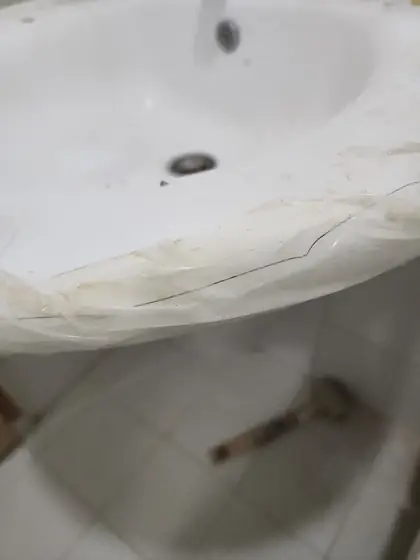 세면대 설치업체 — 금 간 자리 가까이